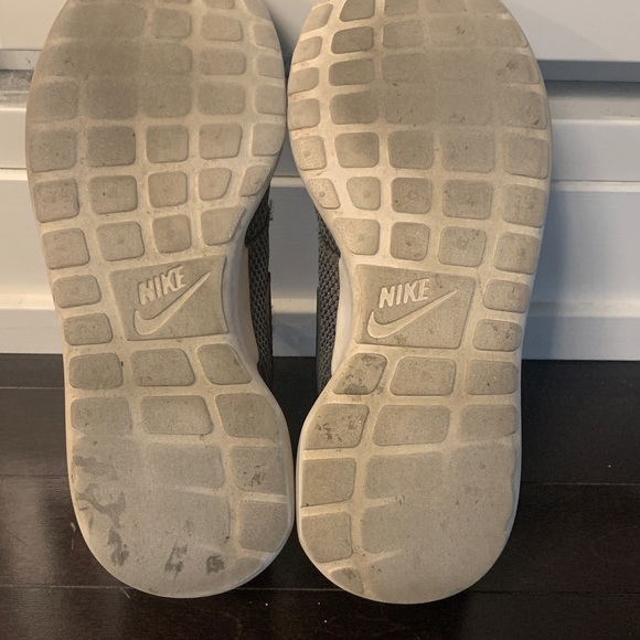 Nike Flyknit Roshe - Picture 4 of 5